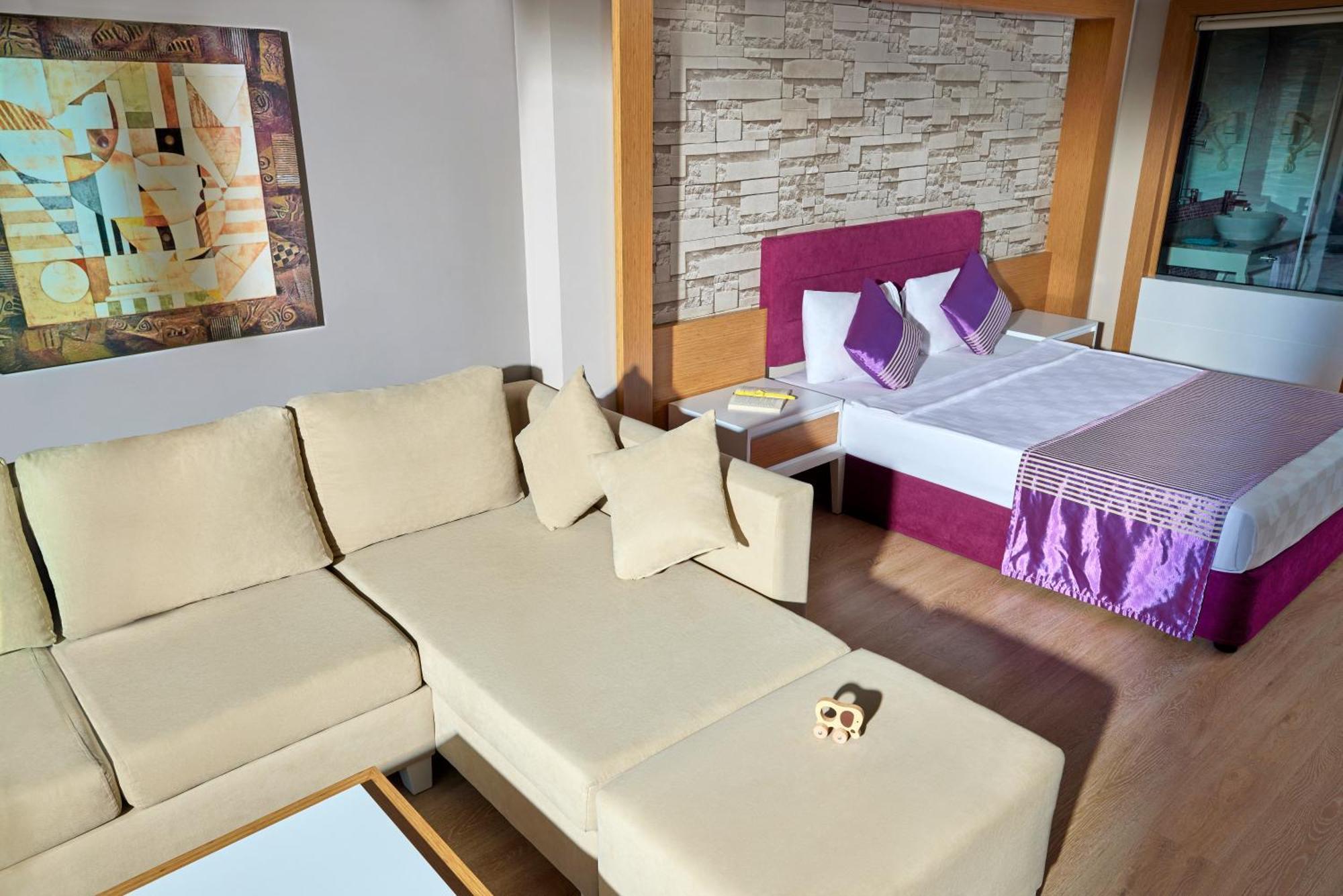 Tui Magic Life Jacaranda Hotel Side Eksteriør billede A suite at the hotel