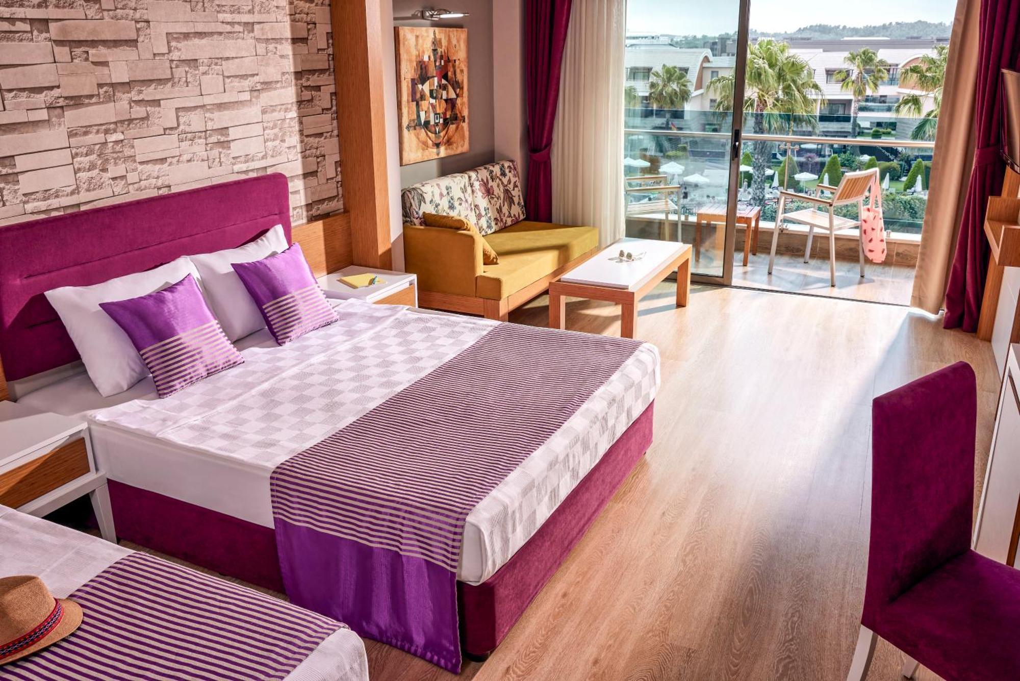 Tui Magic Life Jacaranda Hotel Side Eksteriør billede A room at the hotel