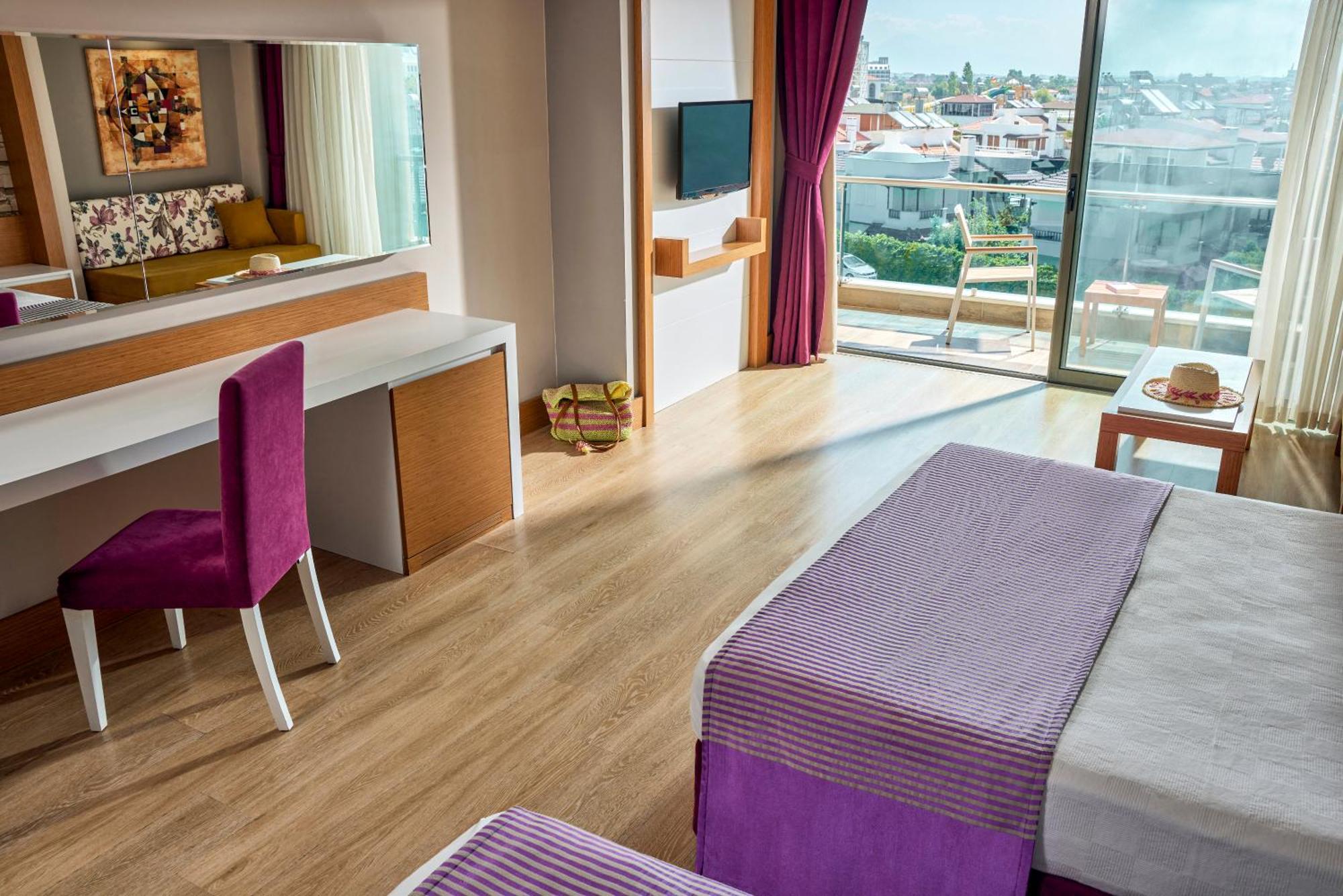 Tui Magic Life Jacaranda Hotel Side Eksteriør billede A room at the hotel